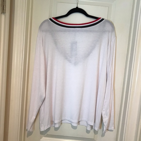 NWT Boohoo White V-Neck Top - Picture 2 of 4
